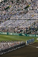岩手県、宮城県そして福島県の代表 6選手が掲げる「がんばろう！日本 」の横断幕